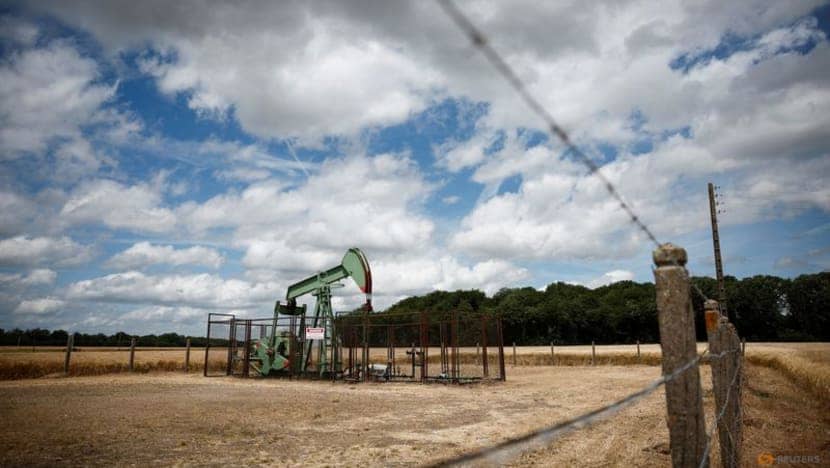 US crude futures down $1 a barrel on Trump plan to boost fossil fuel output